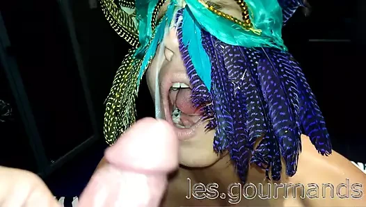 Tüylü maskeli orta yaşlı seksi kadın emiyor ve yüzüne büyük boşalma