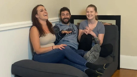 konu oral seks olduğunda iki kız birden iyi ve bu yüzden eğlence başlıyor