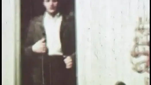 Azgın sarışın ve esmer delikanlının aletini paylaşmadan önce birbirlerini yalıyor