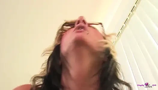 Candy Jones kalın bir alet tarafından sert sikiliyor ve büyük bir dölleniyor.