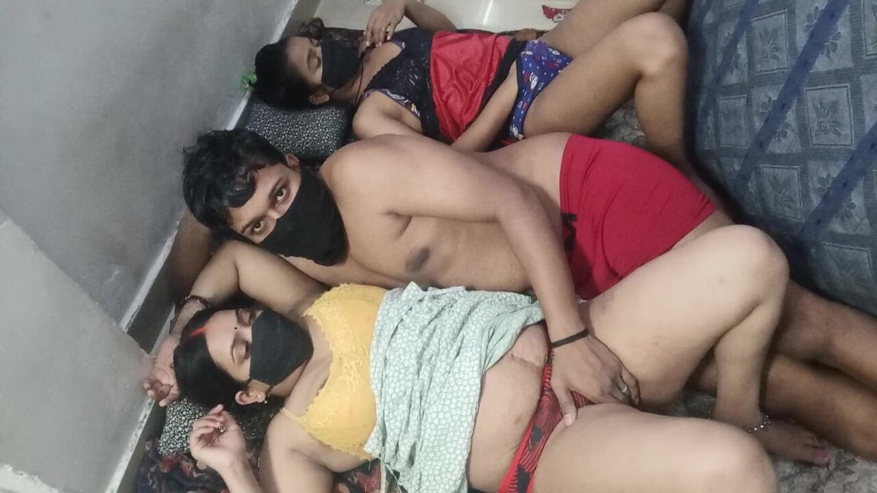 Hintli orta yaşlı seksi kadın 18 yaşındaki doğal memeli üniversiteli kız üçlü seks yapıyor