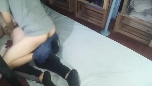 Alacakaranlıkta beyaz gömlekli ve siyah ayakkabılı bir yandan çektim