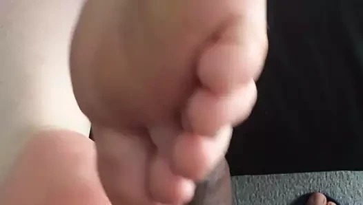 Siyah üvey babam bir sabah footjob veriyor