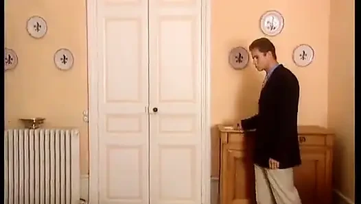 Alex amını yalatıyor ve sonra erkek arkadaşına ayakla muamele çekiyor