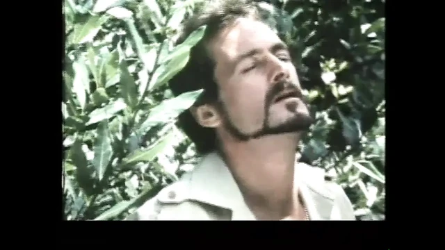 Kıllı amcıklı güzel kız için klasik üçlü seks iki yarakla sikiliyor ve ağzına boşaltıyor