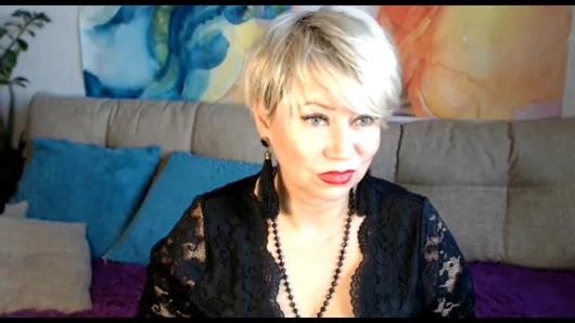 Aimeee, pute mature sexy devant la webcam, et un gros plan sur sa chatte lubrique ! ))