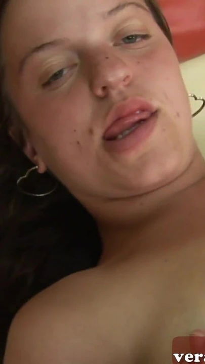 Ключевой момент из "Уродливое порно - толстая женщина и lilliputian тройничок в домашнем видео, ЖЖМ"