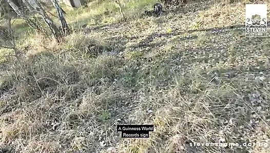 Açık havada sikiş - sarışın genç arteya ağzına boşalana kadar kayıp yerde sikiliyor!