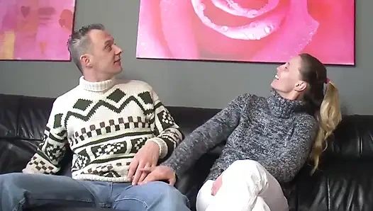 Küçük memeli azgın ev hanımı aynı anda iki yarağı emiyor ve sonra açgözlü, ıslak amcığını siktiriyor