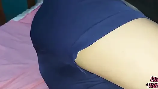 Üvey kız kardeşim ziyarete geldiğinde amıyla oynamama izin veriyor yatağıma biniyor