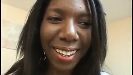 Dik siyah sürtük ile güzel memeler parmaklar ona kedi