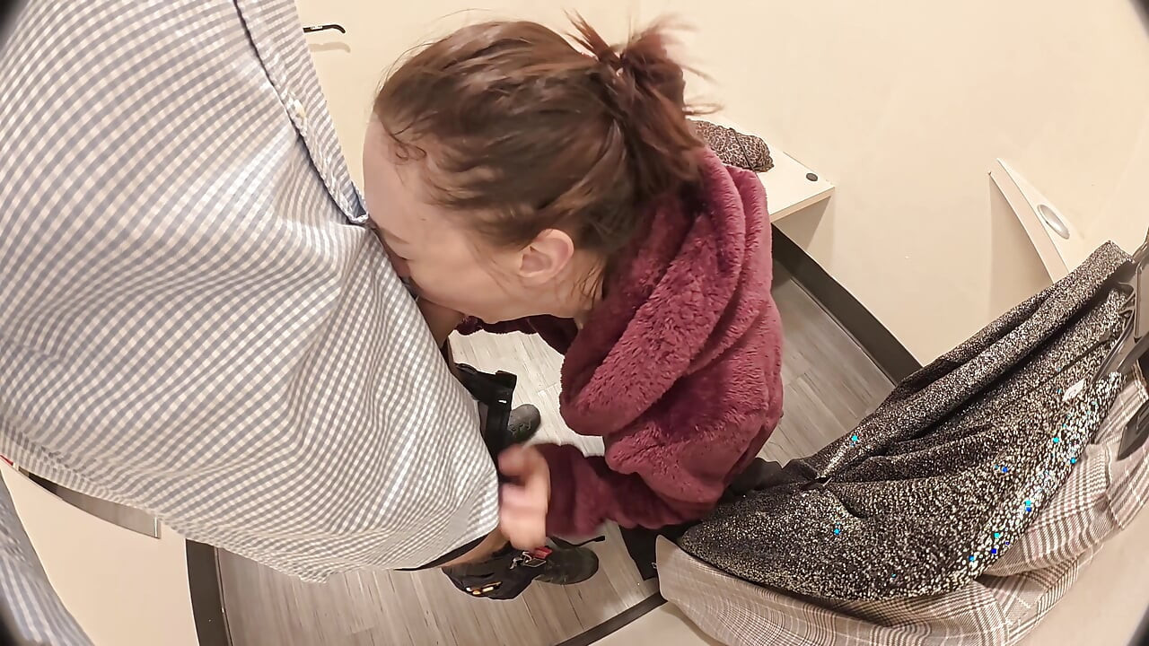 Orta yaşlı seksi kadın yüzme havuzu soyunma odasında rastgele kişiye gırtlağına kadar alıyor. 8 inçlik yarak derin gırtlak. Döl Yut