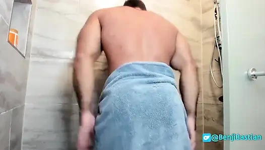 Büyük yaraklı ve götlü vücut geliştirmeci kamera şovunda duş alıyor