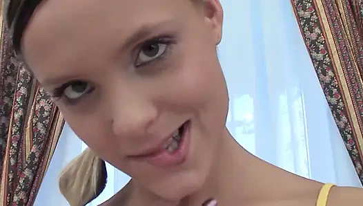 Genç sens sahne 2_blonde genç Monika iç çamaşırlı olgun bir adamla sert sikişiyor