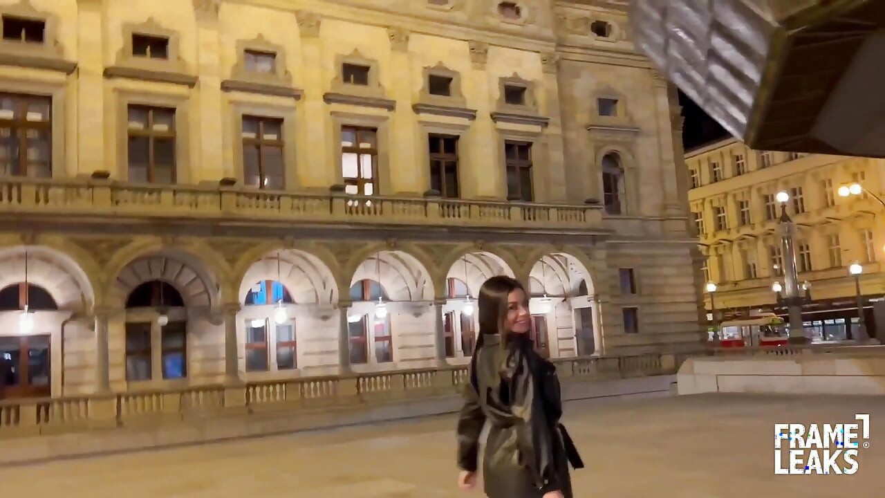 Martina Smeraldi fışkırtıyor ve güzel büyük siyah yarağa boşalıyor