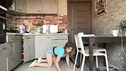 Temizlikçi kadın dayanamadı ve şortunu ıslatıyor