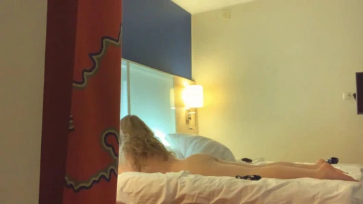 Tekno parti kızı vahşi inliyor ve çığlık atıyor