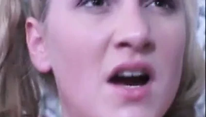 Külot sniffer onun yolunu alır süre genç parmaklar