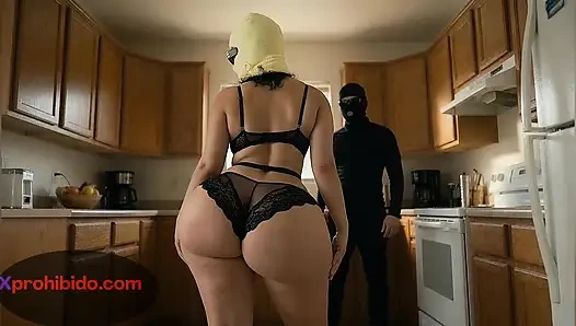 Seksi kayınvalidem büyük götünü hareket ettiriyor