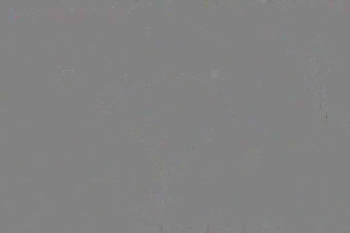 Ben oynarken eteğime nasıl baktığını görüyorum