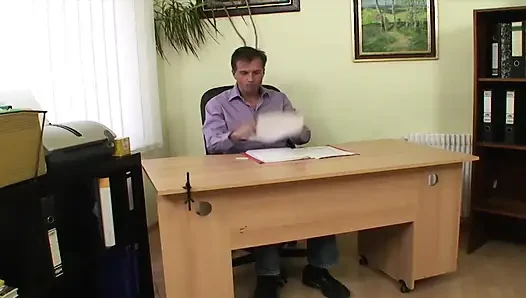 Birinci sınıf Fransız sekreter fahişe ofiste yarağa biniyor