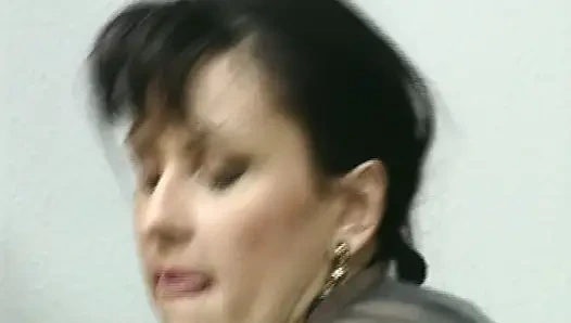 Çekici Alman orta yaşlı seksi kadın anal oynamanın tadını çıkarıyor ve yüze boşalmadan önce sikişiyor