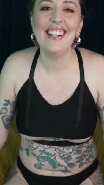 Ключевой момент из "Позорная задача для маленьких неудачников - женское доминирование и аудио обучение неудачника мисс Faith Rae с унижением"