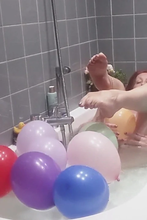 Banyo yapıyor ve balonlarla oynuyor