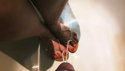 Karısı ayaklarını dairelerde ıslatıyor - işemek