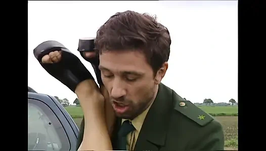 Polis memuru polis arabasına işemesini izlemek zorunda