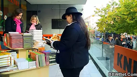 Büyük götlü dolgun kadın yabancıların büyük yarağına biniyor