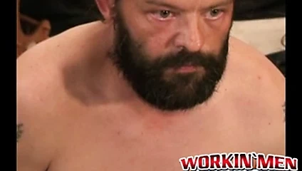 Asılı olgun sakallı baba römorkörler üzerinde onun büyük şişman horoz sertçe