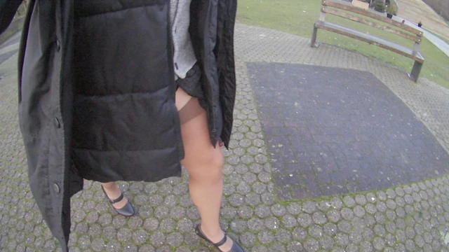 Миниатюрная мастурбирует