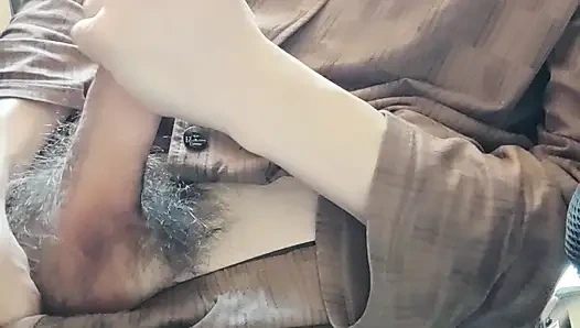 Pijamalı genç bir kameranın önünde boşalıyor