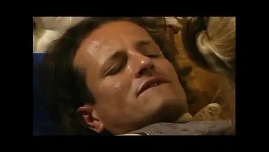 Güzel kız kocasına her iki deliği de veriyor