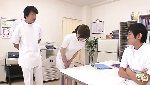 Hemşire ve doktor arasında bu ameliyat masasında oluşan bir başka özel bağ daha oluştu.