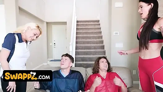 Büyük memeli tombul Sofie Marie, Cindy Clare ve Jay Romero vahşi grup sikişinde