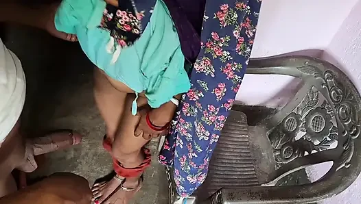 Güzel Hintli kız ateşli bir şekilde eğleniyor
