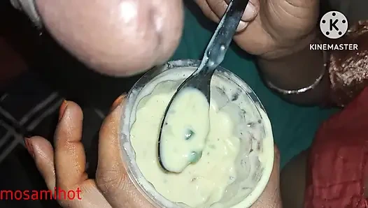 Köyün baldızı süte krem koyuyor ve arazinin ağzına koyuyor.