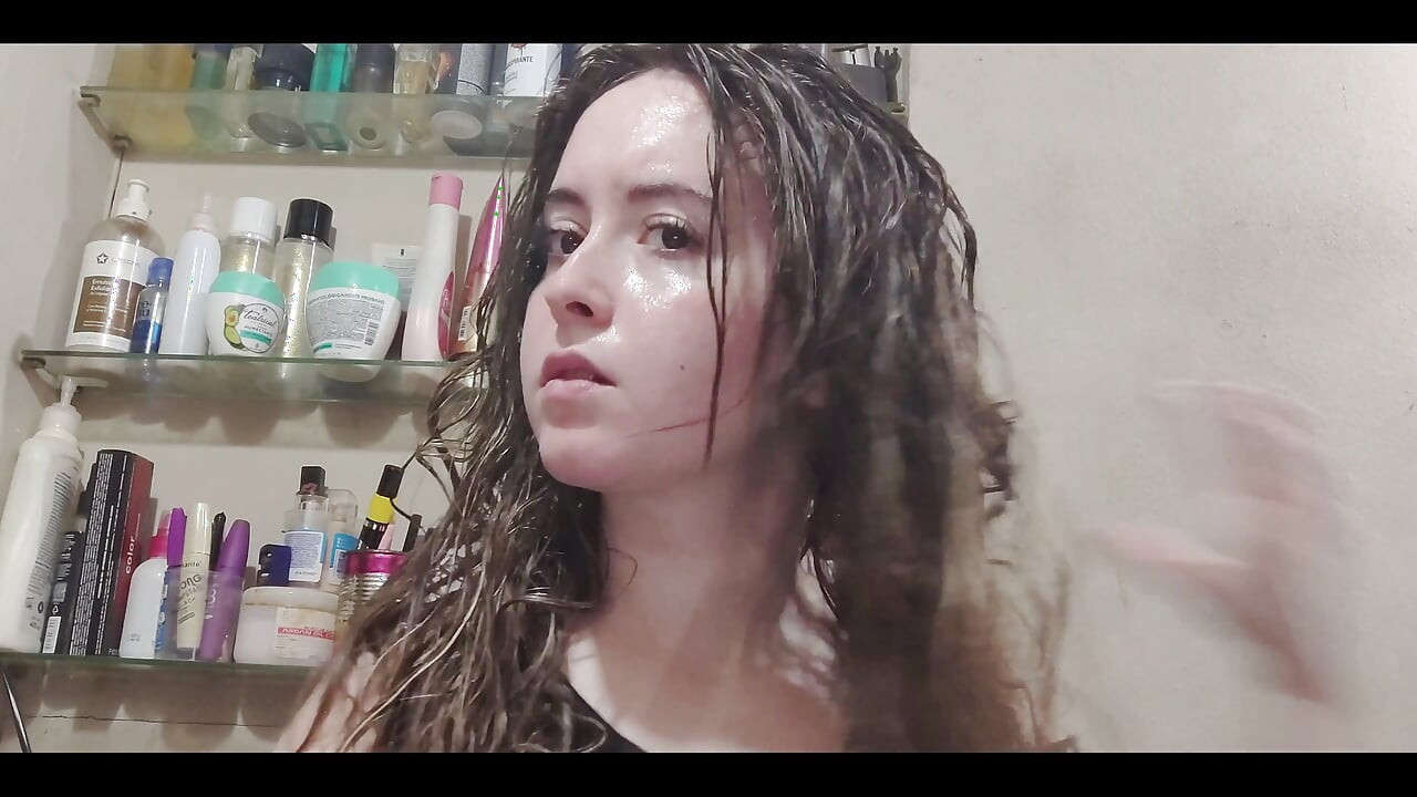 Drying My Hair. Islaktan kuru ve yumuşaka nasıl gittiğine bayılıyorum