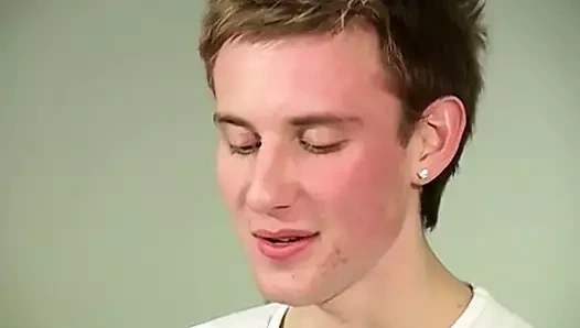 Sıcak Birleşik Krallık delikanlı aiden onun mürekkeplenmiş arkadaşından yapışkan yüz alır