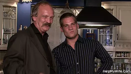 Yaşlı adam ona genç karısını sikmesini istiyor