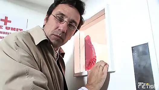 Azgın yaşlı adam spor salonunda büyük memeli iki sarışın orta yaşlı seksi kadınla sikişiyor