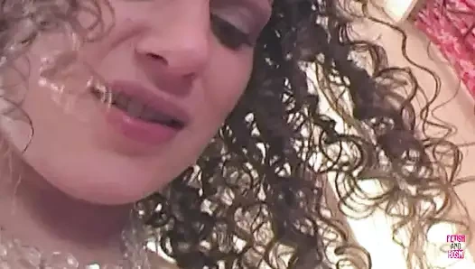 Şehvetli sarışın lezbiyen ıslak amına dildo sokmadan önce amcık kıvırcık sürtüğü yiyor