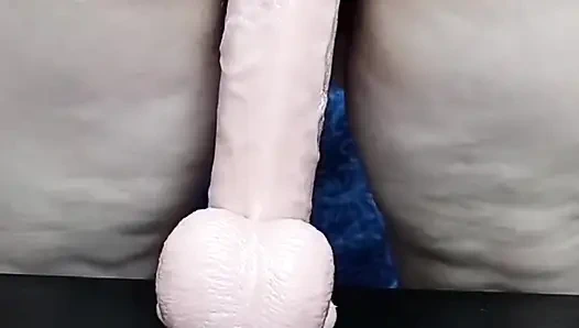 Kirli kremsi amcık ve büyük yağlanmış göt, büyük bir dildo al