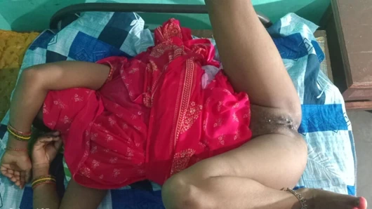 Baldız ağzına büyük bir yarak soktu ve onu sikti. Köy arkadaşı onu mutfağa çağırdı.