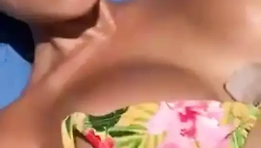 Avustralya modeli sahilde