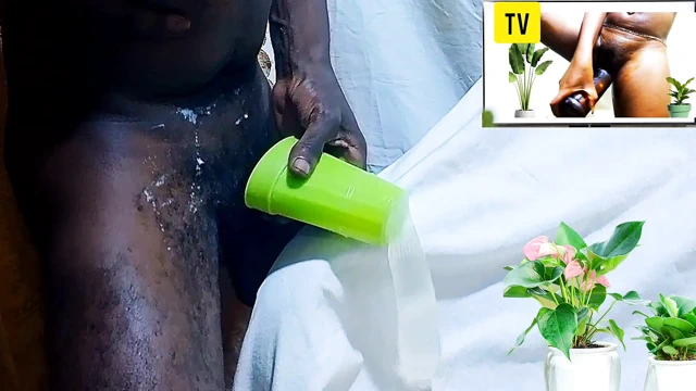 Islak ateşli amcık mastürbasyonu izlerken su ve orgazm dolu prezervatifle nasıl sikiştim ve cinsel anın tadını çıkardım!