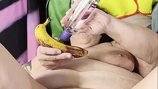 Bu edepsiz fragman çöp ülke hefder ateşli güneşli havanın bu bahçesinde götündeki yiyecekleri ve amcığını daha iyi sikiyor