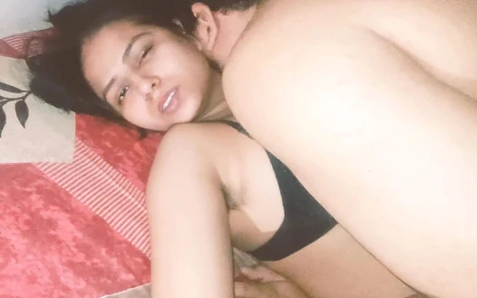 Azgın öğrenci öğretmenin yarağını ve sert göbeğini emiyor